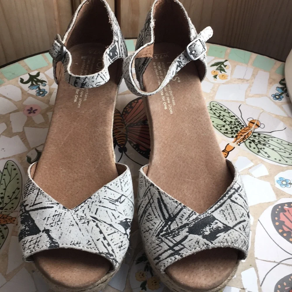 NWT Tom’s leather platform wedge
